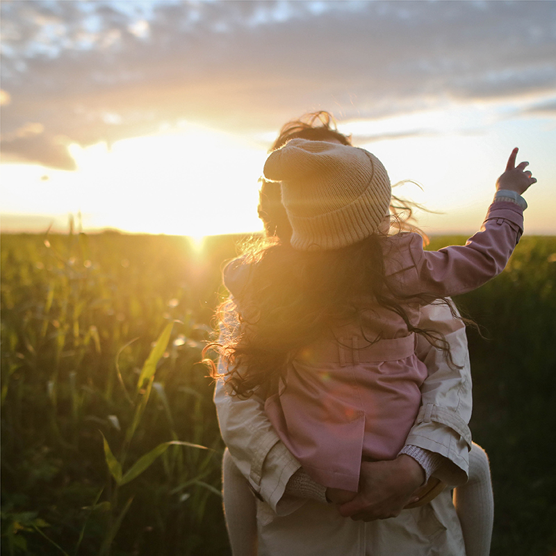 Mère et fille, champs, couché de soleil